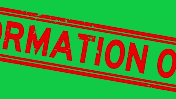 Grunge información roja solo palabra sello de goma cuadrado sello zoom sobre fondo verde - Metraje, vídeo