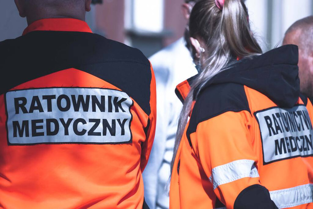 Équipe paramédicale polonaise en action, portant des uniformes de lecture "Service médical d'urgence" en polonais ("Ratownik Medyczny") - Photo, image