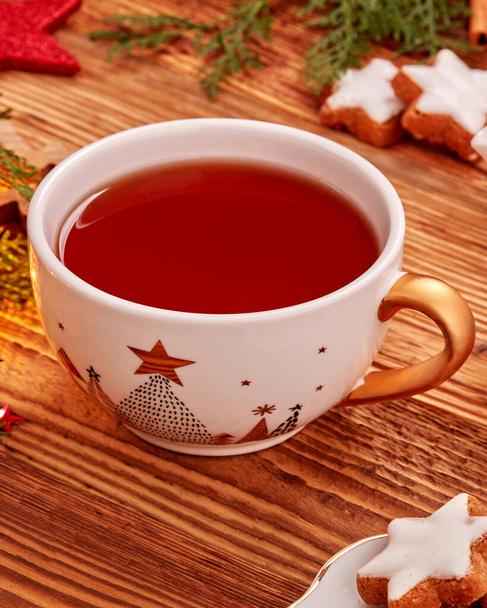 Fond de Noël avec décoration de Noël et thé sur bois - Photo, image