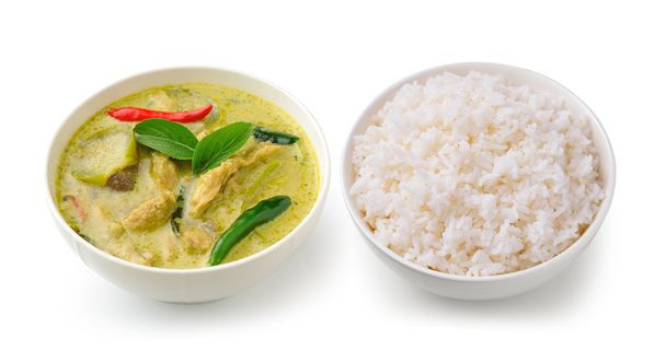 thai food huhn grünes curry im weißen bolw und reis auf whit - Foto, Bild