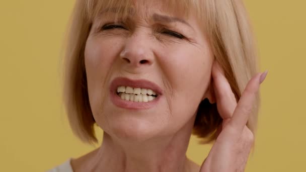 Ακούει τον πόνο. Άρρωστη ηλικιωμένη γυναίκα που πάσχει από ωτίτιδα, έχοντας ωτίτιδα - Πλάνα, βίντεο