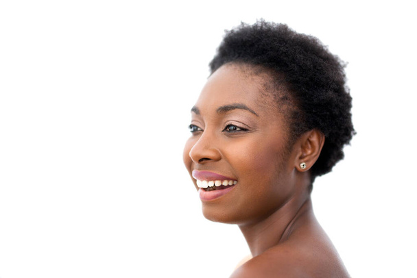 Κοντινό πλαϊνό πορτρέτο όμορφη χαμογελαστή Αφροαμερικανή νεαρή γυναίκα ενάντια σε απομονωμένο λευκό φόντο  - Φωτογραφία, εικόνα