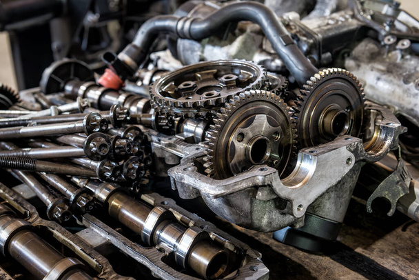 podrobnosti o demontovaném automobilovém motoru v autoservisu - Fotografie, Obrázek