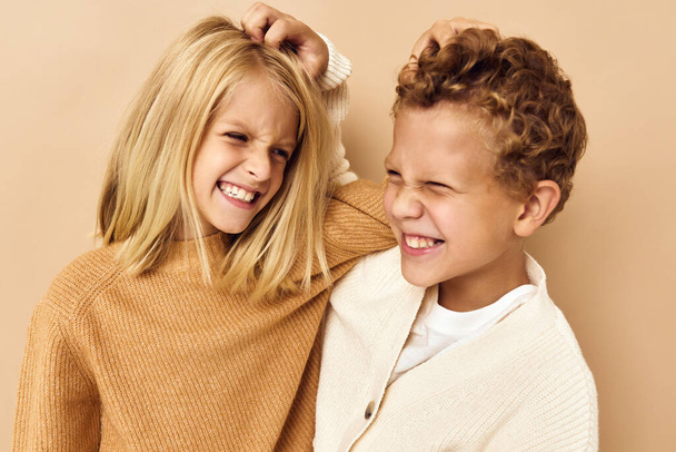 маленькі діти зі світло-коричневим волоссям ізольовані на фоні
 - Фото, зображення
