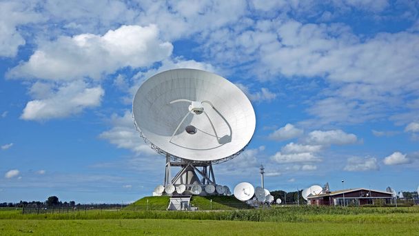 Великі тарілки приймачі для супутникового зв "язку в Бурумі (Нідерланди). - Фото, зображення