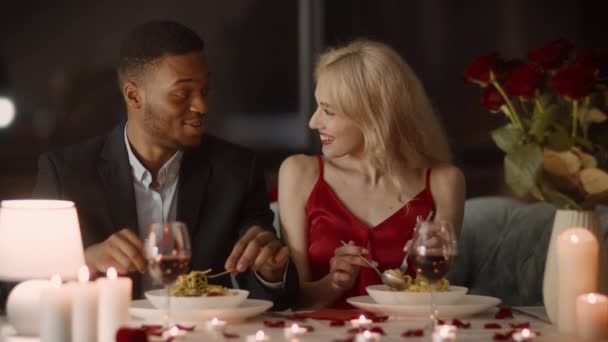 Happy Multiracial Couple Eating Pasta Romantikus vacsora az étteremben - Felvétel, videó