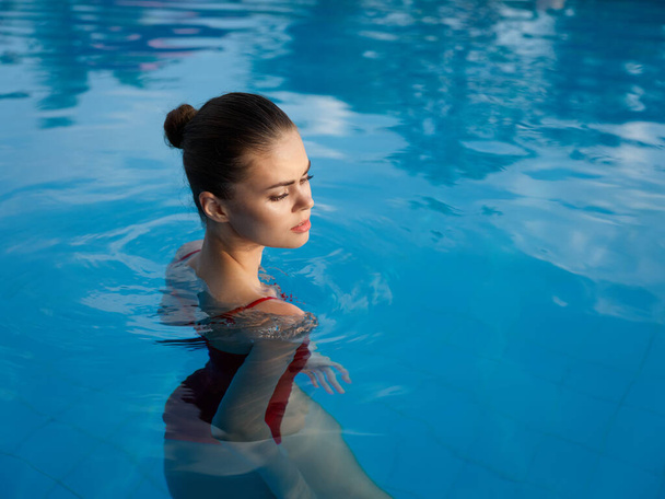 aantrekkelijke vrouw in een badpak zwembroek in het zwembad  - Foto, afbeelding