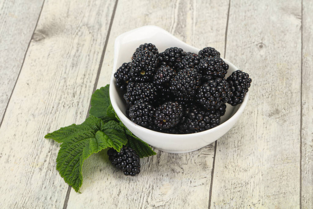 Zoete smakelijke rijpe Blackberry hoop met blad - Foto, afbeelding