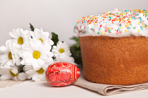 Easter cake and white flowers - Zdjęcie, obraz