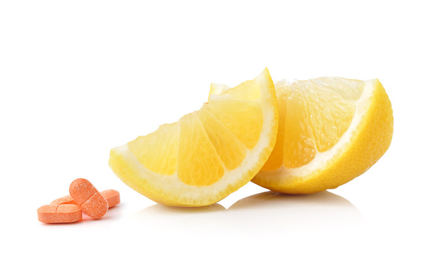 Tranche de citron et vitamine c isolée sur fond blanc
 - Photo, image