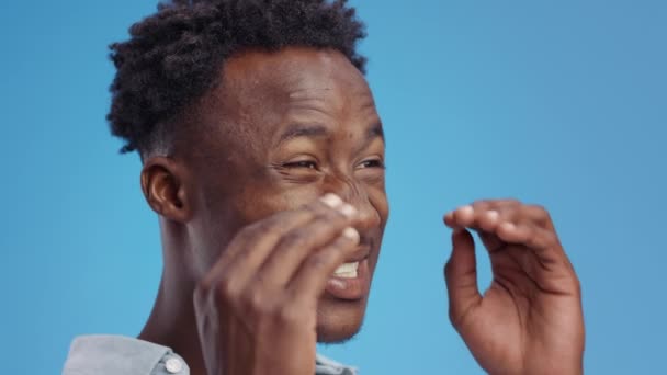 Cefalea acuta. Giovane uomo afroamericano che soffre di attacco di emicrania, toccando la sua testa dolorosa e smorzando - Filmati, video