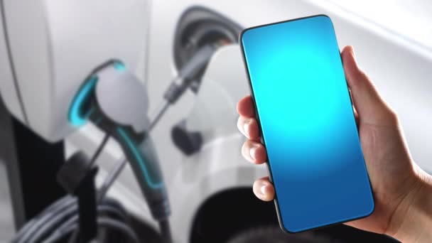 EV зарядное устройство для электромобиля со статусом мобильного приложения - Кадры, видео