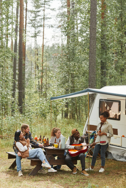 Junge Leute campen im Herbst - Foto, Bild