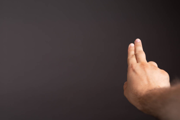 Um close-up de um homem de negócios apontando o dedo na superfície preta - Foto, Imagem