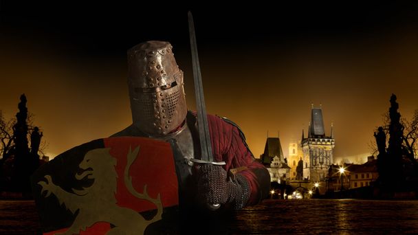 剣と盾とアーマーの中世の騎士 - 写真・画像