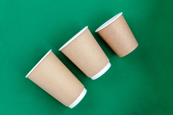 tasse en papier vide pour aller sur fond vert - Photo, image