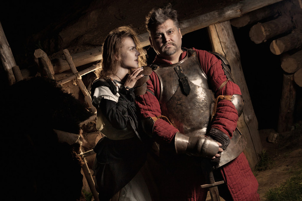 Femme paysanne médiévale embrasse son chevalier
. - Photo, image