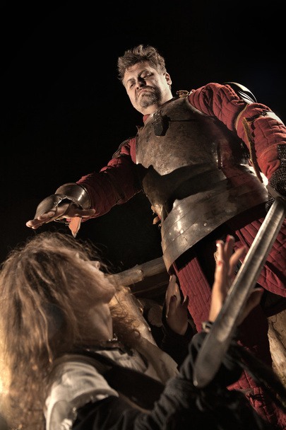 Cavaliere medievale sta per fare l'esecuzione di una strega
 - Foto, immagini