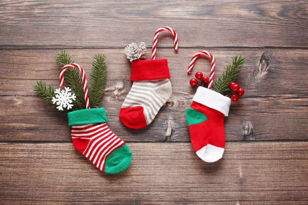 Modelo de cartão de saudação de Natal com meias de Natal bonitos. Flat lay fotografia.  - Foto, Imagem