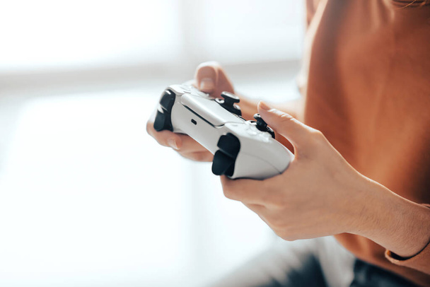 Closeup Mão de mulher jogando um computador jogos com joystick, espaço de cópia. - Foto, Imagem