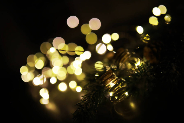 Evergreen Baum handgemachtes Spielzeug, Schneeflocken, Kugeln und Tannenzweig auf Steinhintergrund, Weihnachtsgrußkarte mit Platz für Text - Foto, Bild