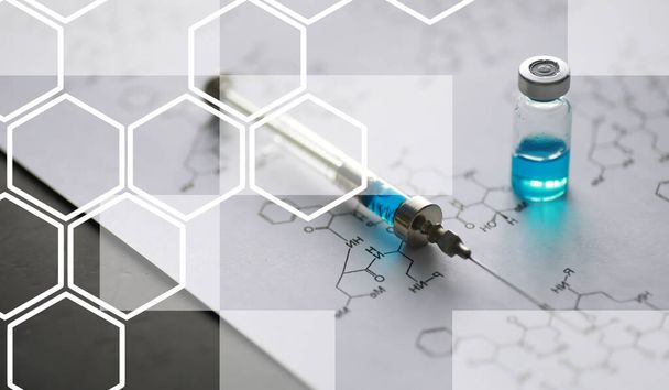 kleine Gläser mit Injektion und Spritze zur Injektion auf blauem Hintergrund in der Nähe der chemischen Rezeptur - Foto, Bild