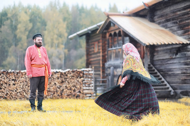 Rituales eslavos tradicionales en el estilo rústico. Al aire libre en verano. Granja de aldea eslava. Campesinos con túnicas elegantes. - Foto, imagen