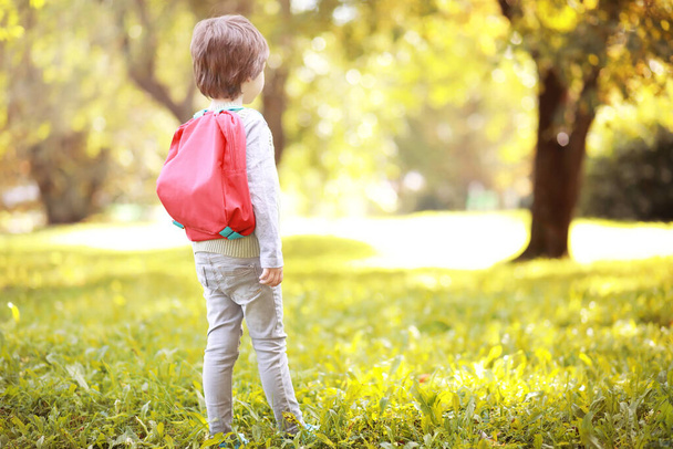 Parkta yürüyüş yapmak için çantalı çocuklar. Okul tatili. Çocuk eğitiminin başlangıcı.. - Fotoğraf, Görsel