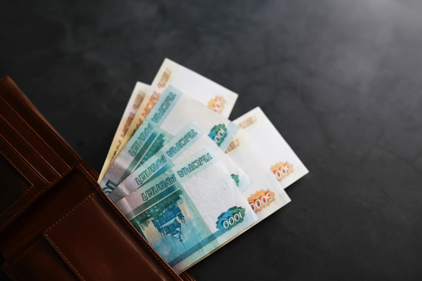Geldscheine mit der Aufschrift "fünftausend Rubel". Das russische Geld hat einen Nennwert von fünftausend Rubel. Nahaufnahme des russischen Rubels. Das Konzept der Finanzierung. Hintergrund und Struktur des Geldes - Foto, Bild
