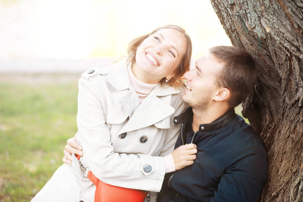 Muž a dívka zamilovaná na prvním rande v podzimním městském parku. - Fotografie, Obrázek
