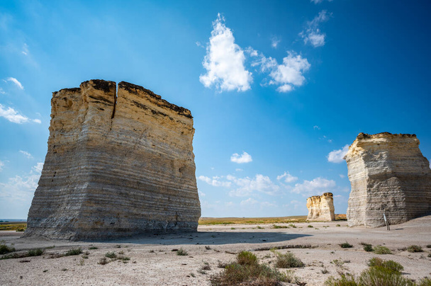 Monument Rocks in Grove County, Kansas. The chalk rock formation is a listed National Natural Landmark. - Fotoğraf, Görsel