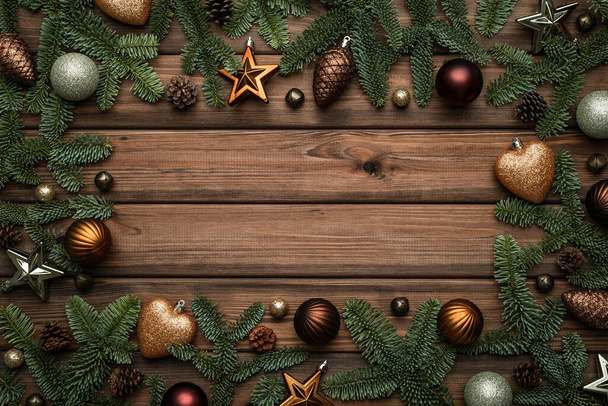 装飾されたモミの枝とそりの鐘で作られたフレームを持つお祭りのクリスマスの背景 - 写真・画像