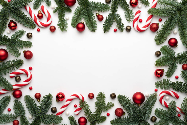 Fondo blanco con marco de vacaciones y bolas de Navidad, para el diseño. Plantilla de pancarta o póster con lugar para texto - Foto, Imagen