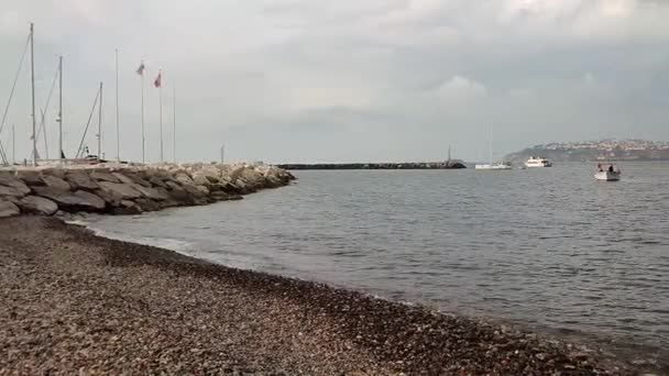 Procida, Campania, Italië - 30 september 2021: Overzicht van de Spiaggia della Lingua aan het einde van de haven van Marina Grande - Video