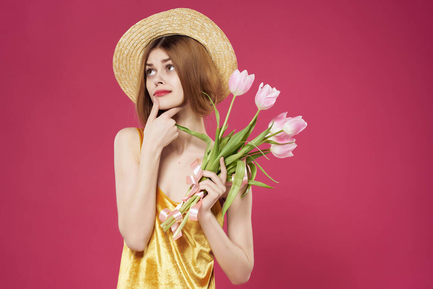 笑顔の女性花束の花帽子グラマー化粧品クローズアップ - 写真・画像
