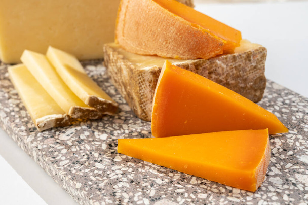 チーズコレクション、ハードフランスのチーズの古い運河の農家と、生の牛のミルクで作られた黄色のミモレット。 - 写真・画像