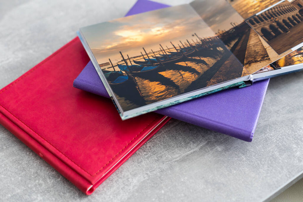 Album de livre photo bannière avec photo de voyage sur fond de table en bois - Photo, image