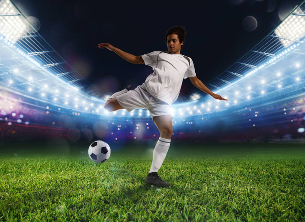 Scène de football du joueur qui donne un coup de pied au ballon - Photo, image