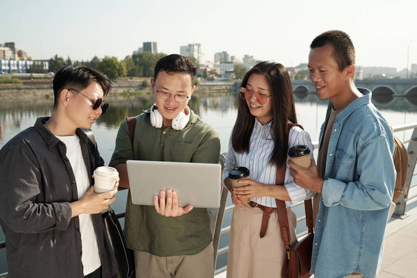 Quattro giovani colleghi cinesi che lavorano in rete - Foto, immagini