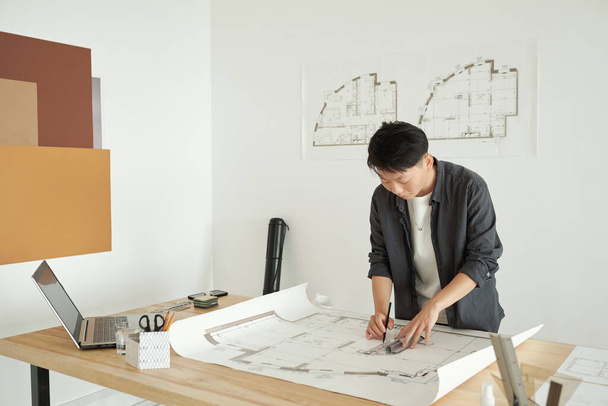 Junge Architektin zeichnet Skizze des Baus - Foto, Bild