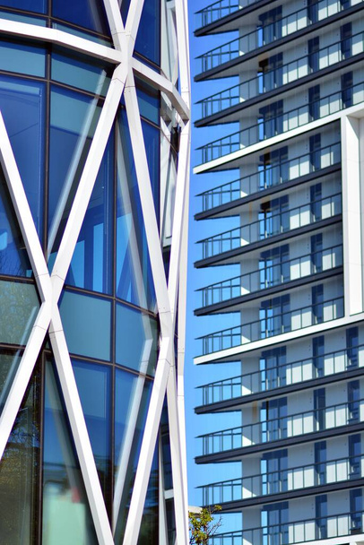 Unternehmensarchitektur. Neues modernes Bürogebäude. Texturierte blaue Scheibe eines modernen architektonischen Glasgebäudes. Sonnenlicht. - Foto, Bild