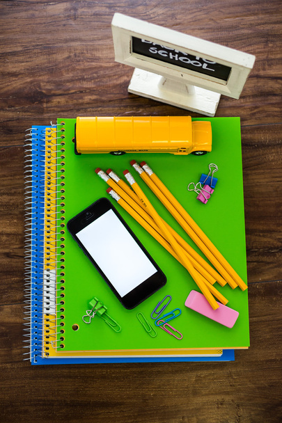 Material escolar, lápices, libreta de notas, celular
 - Foto, imagen