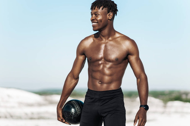 Портрет спортивного тренування, афроамериканець, з м "ячем на вулиці в природі, спорті та здоровій концепції - Фото, зображення
