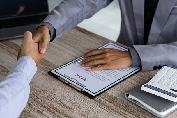 Employers shaking hands with job applicants congratulating the position, a successful good interview idea in a friendly manner will lead to a job interview with one of the candidates focused. - Fotoğraf, Görsel