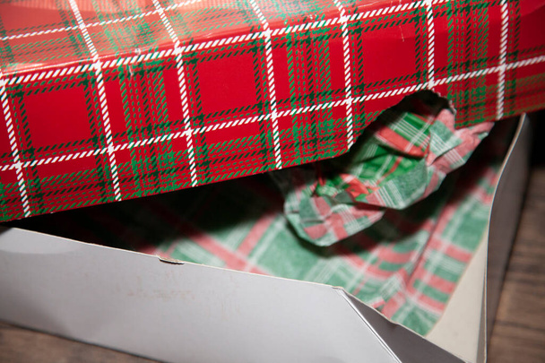 Άνοιγμα κόκκινο, πράσινο και λευκό ριγέ κουτί δώρου - Φωτογραφία, εικόνα