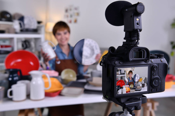 Ασιάτισσα blogger vlogger και online influencer καταγράφοντας περιεχόμενο βίντεο στο online marketing και τις πωλήσεις και το ηλεκτρονικό εμπόριο για κεραμικά προϊόντα και προϊόντα - Φωτογραφία, εικόνα