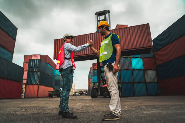 Промисловий робітник працює зі співробітником на судноплавному контейнерному подвір'ї
 - Фото, зображення