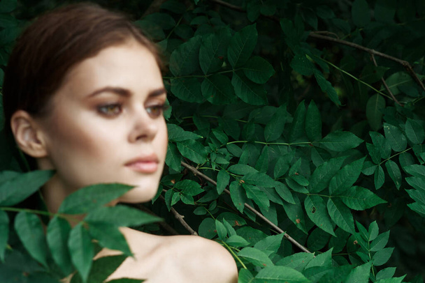 atrakcyjna kobieta skóra pielęgnacja gołe ramiona zielone liście natura zbliżenie - Zdjęcie, obraz