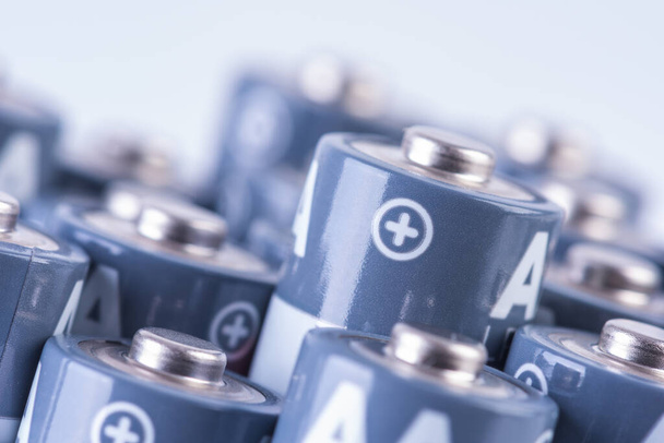 Zavřít sadu alkalických baterií velikosti AA se zaměřením na pozitivní znamení jednoho z nich - Fotografie, Obrázek