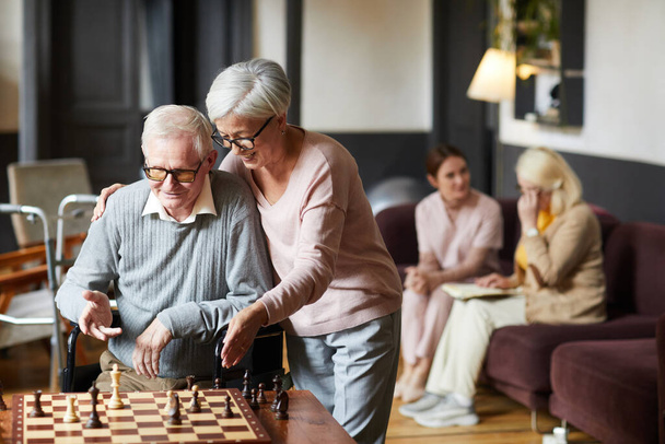 Personas mayores jugando ajedrez
 - Foto, imagen